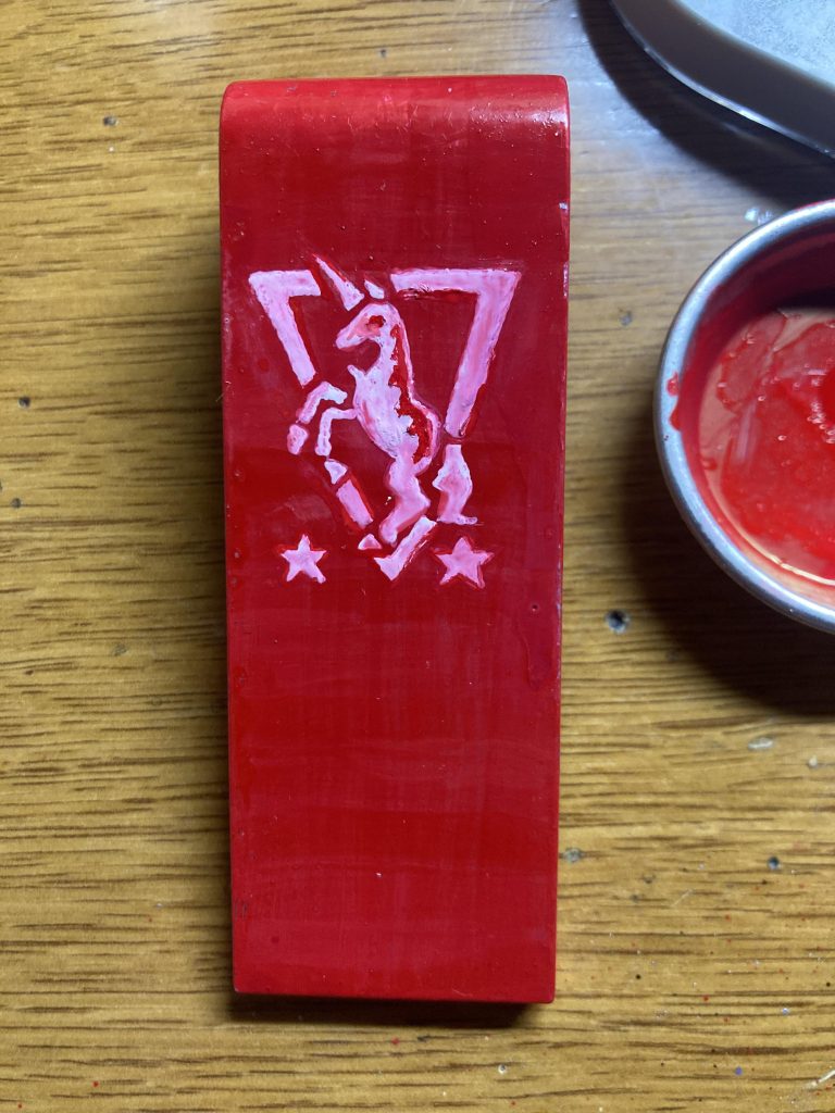 最後に赤で下書きを消したり、輪郭を整えたりして完成です。