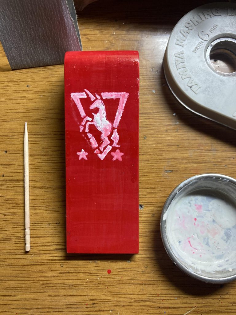 ユニコーンを描いた後に、逆三角と星を加えました。