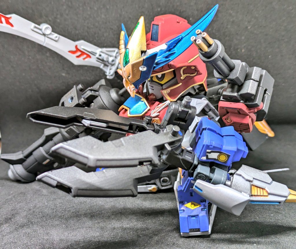 巨大な爪「黒鋼三重爪(くろがねさんじゅうそう)」敵を挟み込み圧壊·切断する鬼銃爪の陳では右肩に隠し腕のブレード、左肩にガトリング、右手に大筒、左手に爪とフル装備状態に