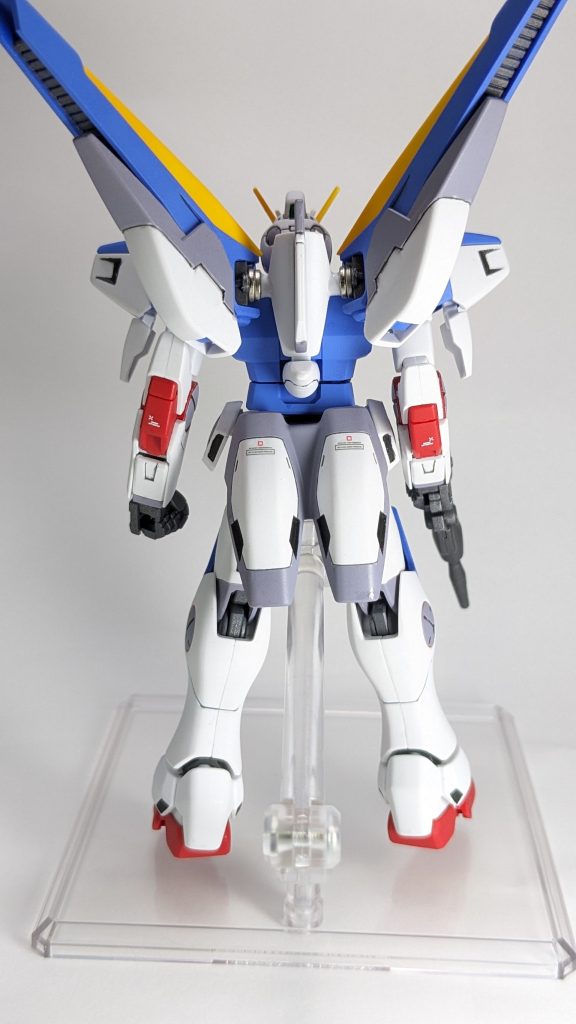 今作失敗した点が2点ほどあったのでそれも記録しておきます。1,完成までに全パーツ揃っていると思っていた所、バックパックとウイングの接続パーツが、前作の改造パーツして使用している為、最終的に余っているパーツを切断し、最近活躍している『ネオジム磁石』にて接続に急遽切り替えました。2,今作にて、初めて水性ホビーカラーの『プレミアムトップコート UVカット スムースクリアー つや消し』を使用して仕上げを行ったのですが、希釈率1:1だったにも関わらず最後のあたりで玉になって噴出してしまい、若干ですが、それが跡として残ってしまいました。恐らくですが、希釈率はあっていると思うので、撹拌を相当したつもりだったのですが、それでも足りず最終的に玉になってしまったか、エアブラシのノズル部分に溜まってしまいそれが玉になってしまったか、でこの結果に至ったと思います。次回使用時は撹拌をさらに十二分に行い、ノズルに溜まっていないか、逐一観察しながら使用したいと思いました。つや消し自体は非常に綺麗なつや消しが出来ているのでそれはそれで満足行く商品なので使い続けたいと考えています。以上で今作の紹介を終わりたいと思います。駄文、長文失礼いたしました。