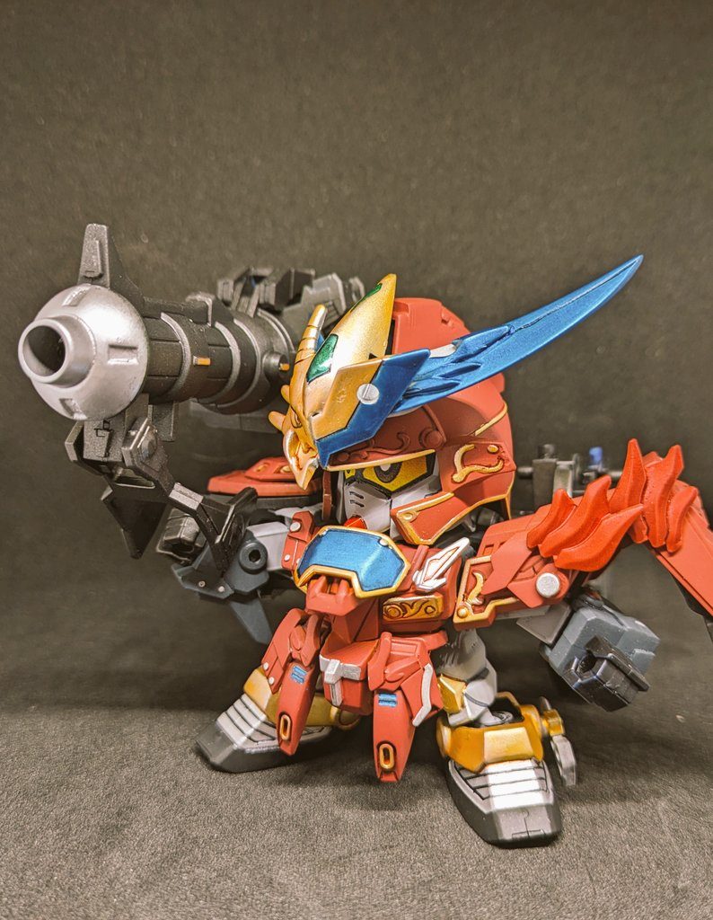 背中に装備された大筒はかって爆炎頑駄無が使用していた爆炎粉砕砲を研究し、再現したもの 威力はオリジナルほどでは無いがそれでも強力である