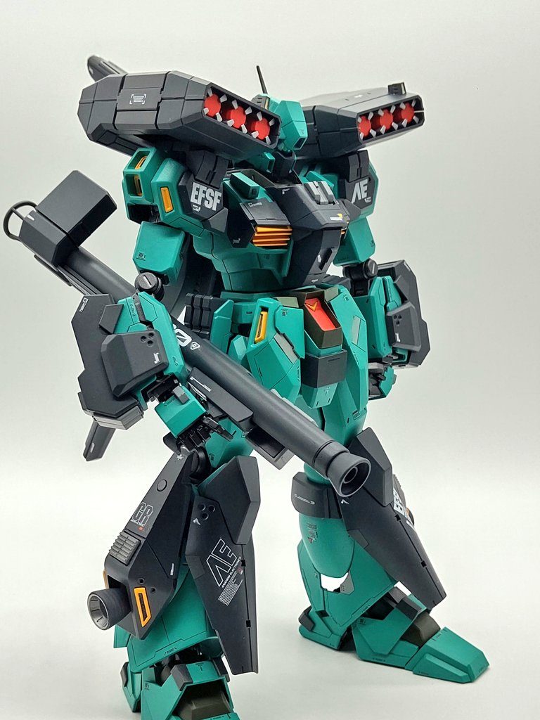 追加装甲を少しスクラッチパーツを足して増やしております。また成形色は濃い茶色でしたが黒よりのグレーに変更して重量感を演出しています。