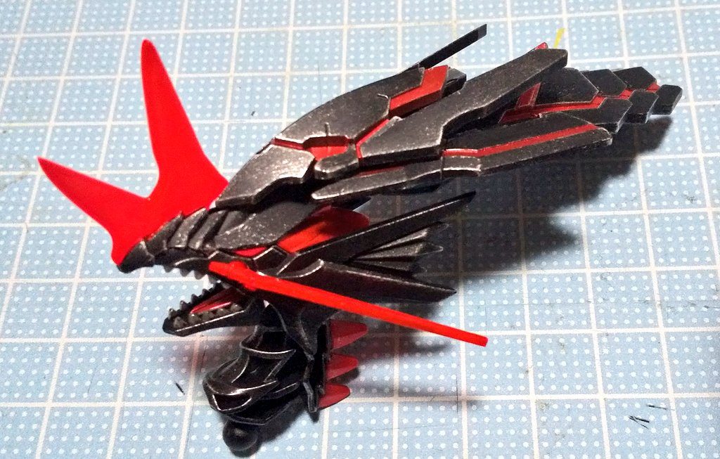 頭部改造、鶏冠部分を一部カット、頭頂部にボリュームを持たせる為30MMの戦国アーマーを利用。裏から見るとスカスカなので、もう少し何とかしたかった。