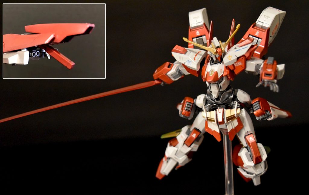 シールドにビームサーベルが格納されています