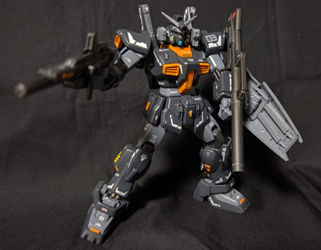 白背景で色合いが難しかったので、黒背景です。グレー作品の撮影は難しいですね。