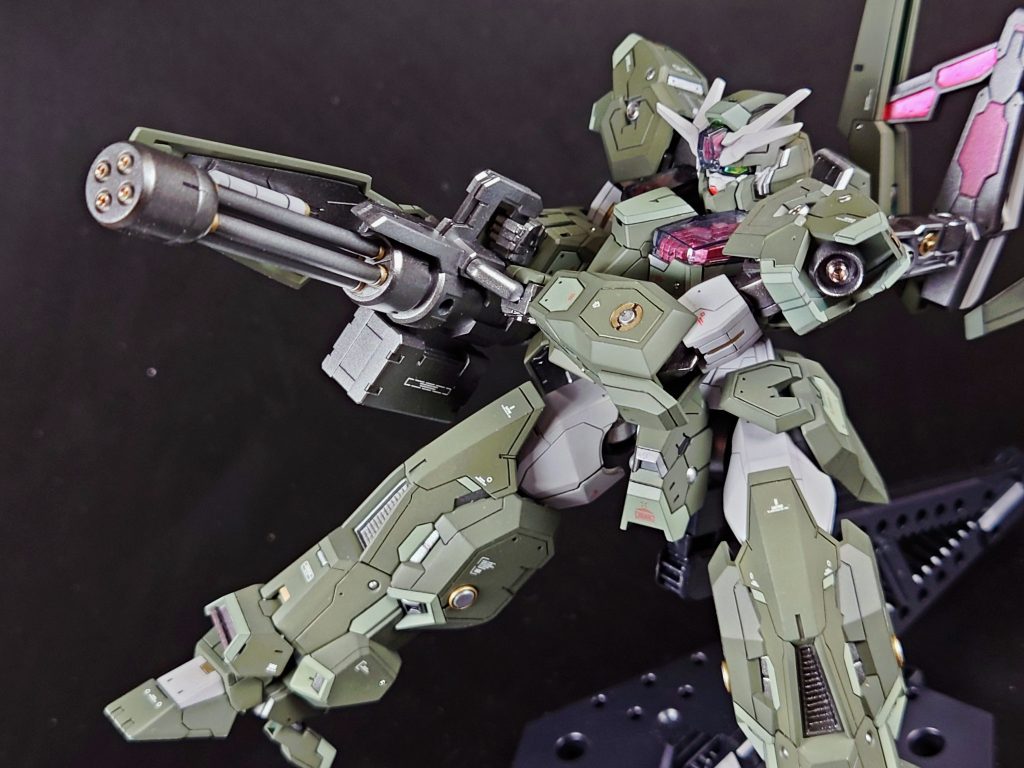 前腕部のハードポイントの3mm穴は使用しないので埋めちゃいました。肩部のもの含めバーニアは中に金属パイプを埋め込んでます。