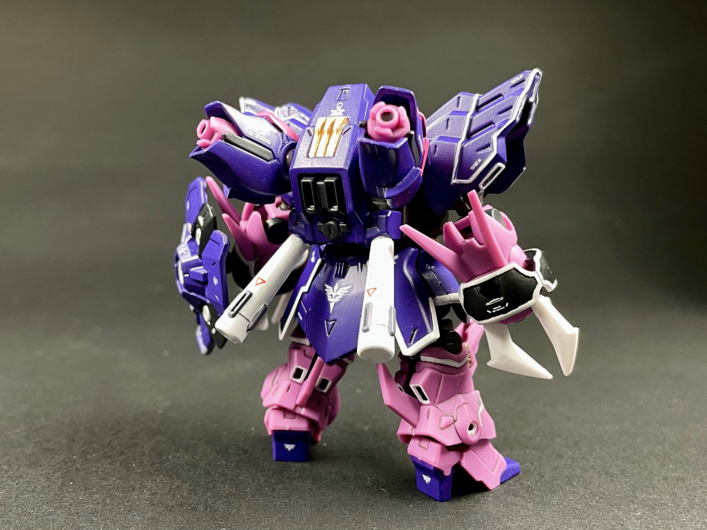 腕部と脚部、サイコジャマーのピンク以外は筆塗装しています。