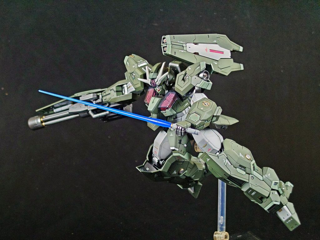 サーベルグリップは握り手ではポロリしやすく、シールドのラックにはギチギチなのであまり持たせたくない武装。