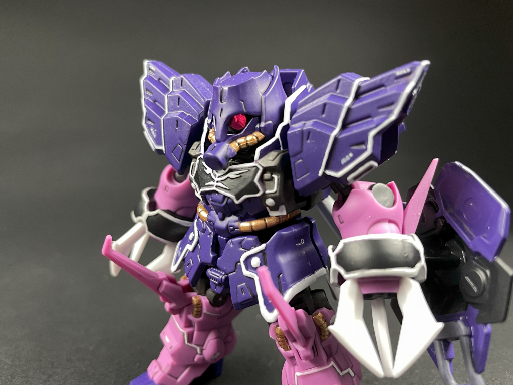 白いラインもエンブレムも老眼に鞭打ちながら、ちまちま塗装を頑張りましたw