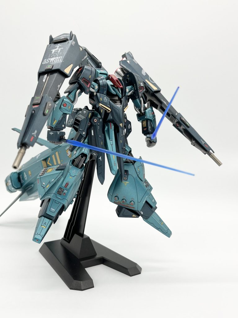 モビルスーツ形態ショット3 (専用ブースター装備)ショルダーユニットを外して専用ブースターを装備。専用ブースター以外は増加スカート・ユニットが付いているだけなので元祖ギャプランに近い形態です。