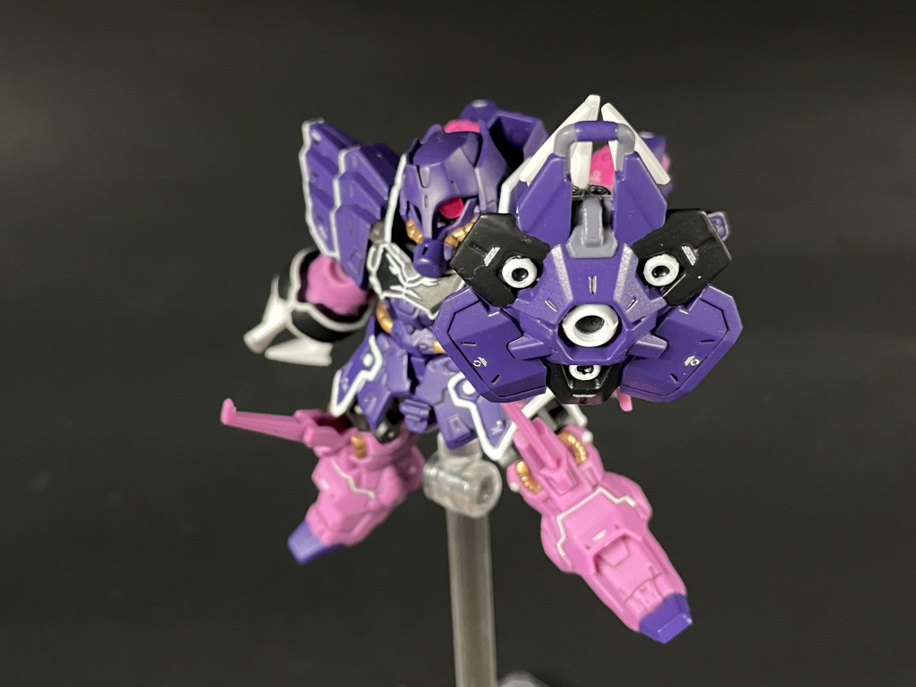 異形なフォルム故、ポーズは取らせにくいですが、造形はモビリティジョイントの中でも屈指だと思います。