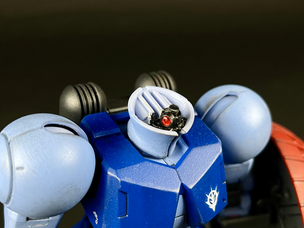 リバイブ版は頭のアンテナが短いので、パテでほんのり延長させています。また、モノアイが申し訳程度に左右に稼働可能。モノアイはHアイズにクリアレッドを塗ってみました。