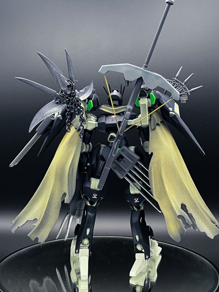 背面。マントは一度塗装し、ウェザリングカラーで暗めに色を落とした後に再度、ダークイエローを塗り重ねて汚れや陰影のコントラストを強めてみました。森林でのゲリラ戦を得意とするダークエルフの出で立ちと言いましょうか。