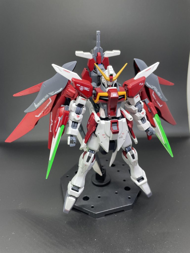 ウイングユニット閉じ背中にでかい大剣を背負っているのがコードギアスのギャラハッド感あって好きです