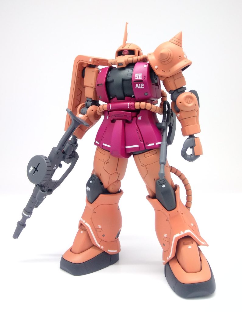 両胸はバルカン無しを選択、ファースト世代なのでこっちのがしっくりきます。モノアイはUバーニアにHアイズに埋めたものを使用、ブレードアンテナは0.5mmプラ板でスタピライザー風のものをスクラッチしました。膝関節をもっと逆に切れるよう削り込んで調整、フンドシ下部を削り込み足の取り付けをより内側にセットできるようにしました。