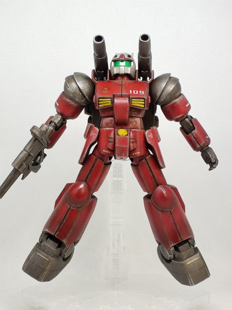 キットに比べて肩装甲を大きくするだけで、結構ごつくなります。ちょっと二の腕は太すぎたかも・・・。腹部と太もも部分でそれぞれ5mmくらい延長しています。(つなぎ部分は汚してごまかしています・・・。)併せて腰装甲も少し大きくしました。