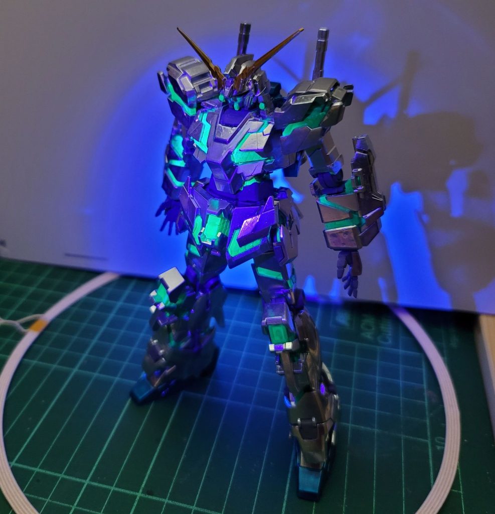 前述通り、蛍光塗料でサイコフレームを塗装したのでブラックライトでこのように発光するのだが、それだけでは芸がないような……?(ちなみに緑の方はもとより蛍光素材なので実は無塗装でも光ります)