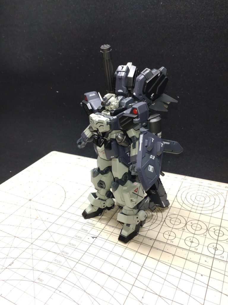 HGヘビーアームズをベースに旧1/144ヘビーアームズカスタムをミキシングし、アーリータイプっぽく見えるように作成しました。胸部を厚くし、マッシブなプロポーションになる様にしています。