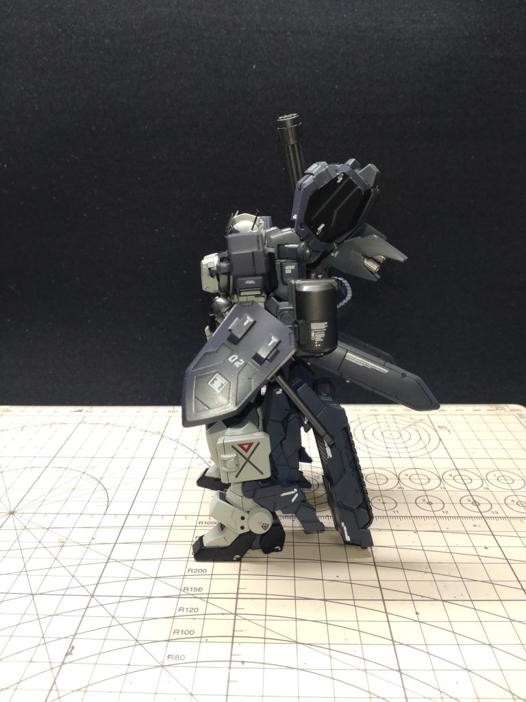 側面脚部にはMGのイーゲルユニットを改造して取付、ビームガトリングのシールドのみを適当なパーツで腕に固定できるようにしました。