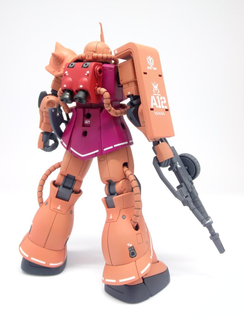 塗装ですが、キット指定のカラーだと濃すぎるので全体的に薄めに。ピンク色は2004年に旧HGUCをつくったとき調合したカラーが残っていたのでそれを塗りました。デカールはRG用を使用、ホワイトラインは切った貼ったで手強かったです･･･。