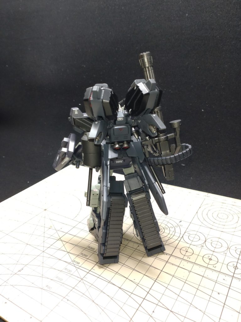 背面ガトリングはHGペイルライダー、バックパックはMGヘビーアームズの肩をベースにミサイル内蔵ブースターユニットとして作成しました。