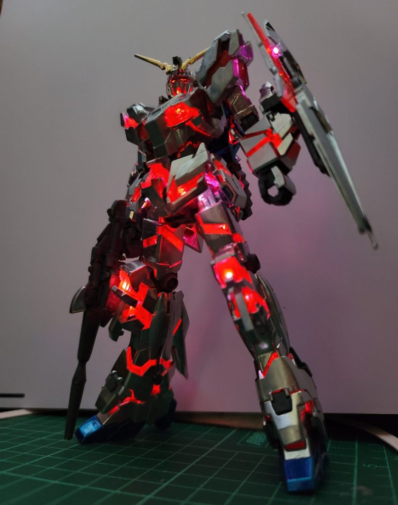 赤の方オンリービームマグナムは前にユニコーンモードに貸しましたが返してもらいました要するに、外部の電子コイル(下の丸いやつ)が発する磁場の変化により各ランプそのものについてある回路に電気が発生しそれでランプが点灯するわけです一応、スマホ用のワイヤレスチャージャーも似たような原理でこれの給電に使えなくもないですが周波数が違うため安定した点灯ではなく点滅してしまいます