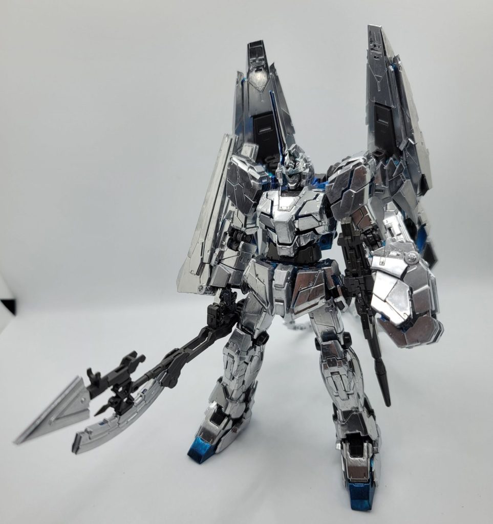 ペルフェクティビリティにビームマグナムをマウントする改造はしてなかったけど一応サイドスカートに付けられますメタリックブルーはメッキシルバーにエナメルのクリアブルーを被せてキャンディクリアパーツとグレーは無塗装のまま実はこれが初のメッキマーカー塗装だったのです年初に作ったHGユニコーンよりも先に塗ってたのがこれ