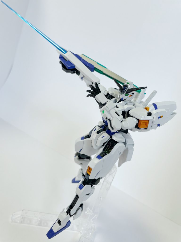 グラム(ビームサーベルモード)盾部の発信機から、青色のビーム刃を形成する形態。