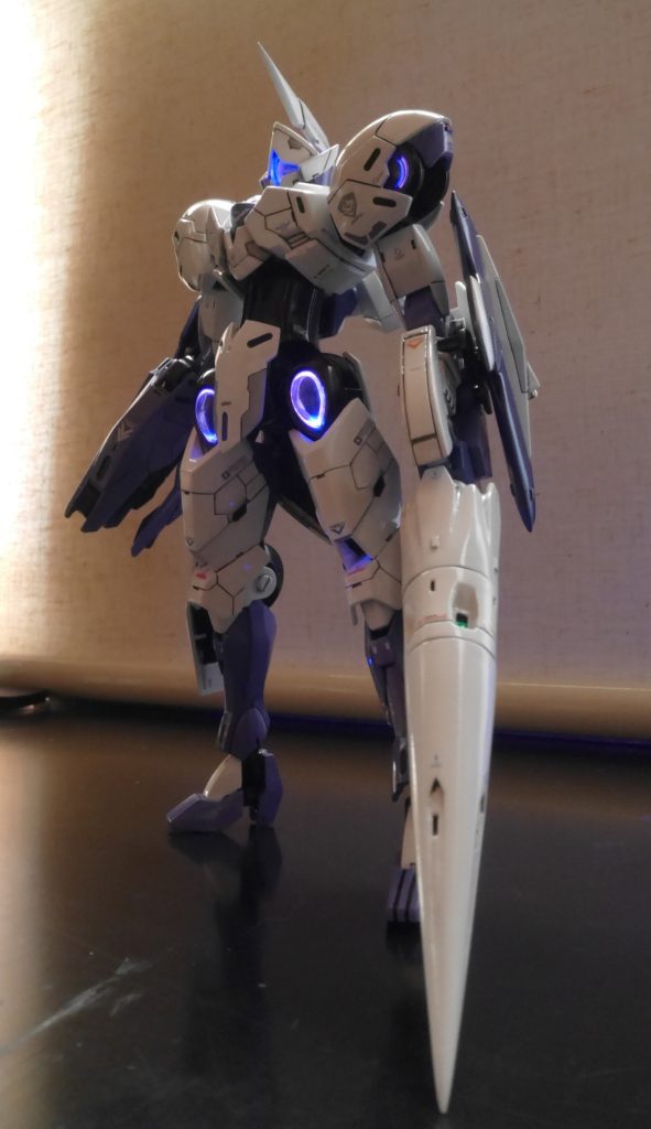 カメラ等発光部はホイルシールに蛍光塗料を重ね吹きしクリアーパーツ裏面にも蛍光クリアーを軽く吹いて奥行き感を出しました。