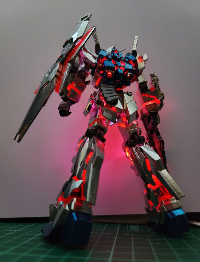 最近ロボットのローアングルにエロスを感じるようになったワイ実はこれ、明かりの具合は電子コイルとランプの角度や距離によって効果が左右されるためいい写真を取るのに苦労します更に言うと点灯させると電子コイルが段々熱くなっていくのだから長時間点灯には向いていませんというかたぶん火事になります