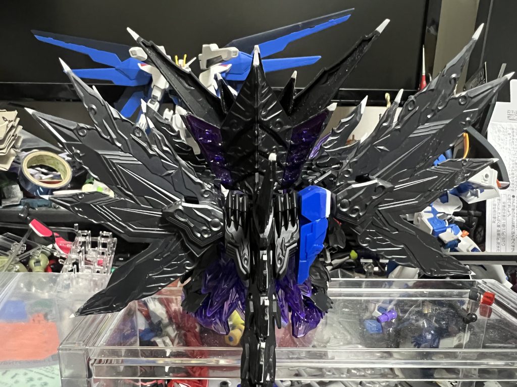 倚聖曹操の余剰の足を挟んで翼を外側へ。