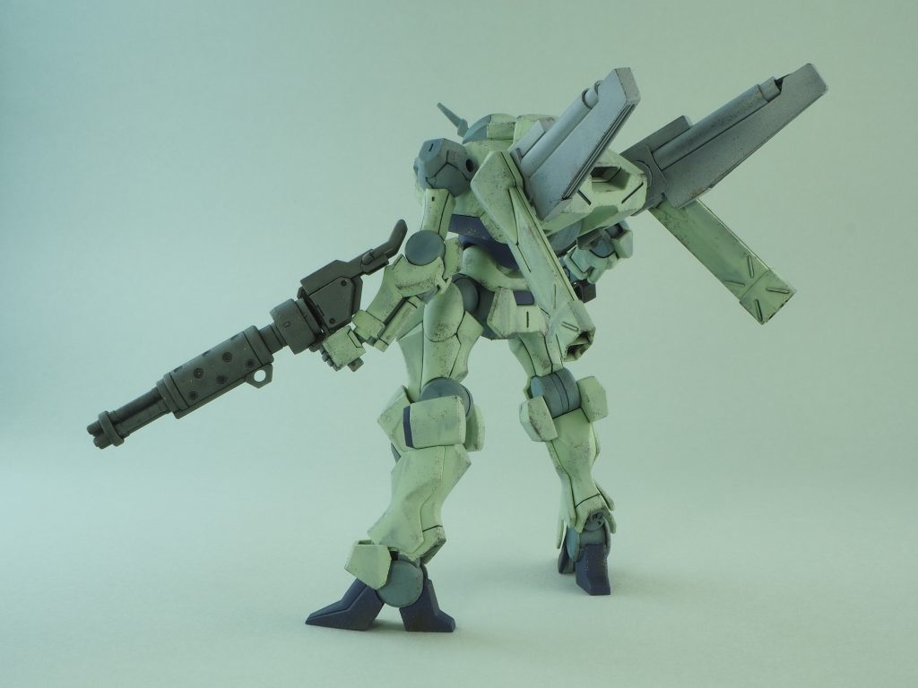 バックパックに対して、標準ブースターが小さく感じたので、プラ板とプラパイプでブースターユニットを作って追加しました。