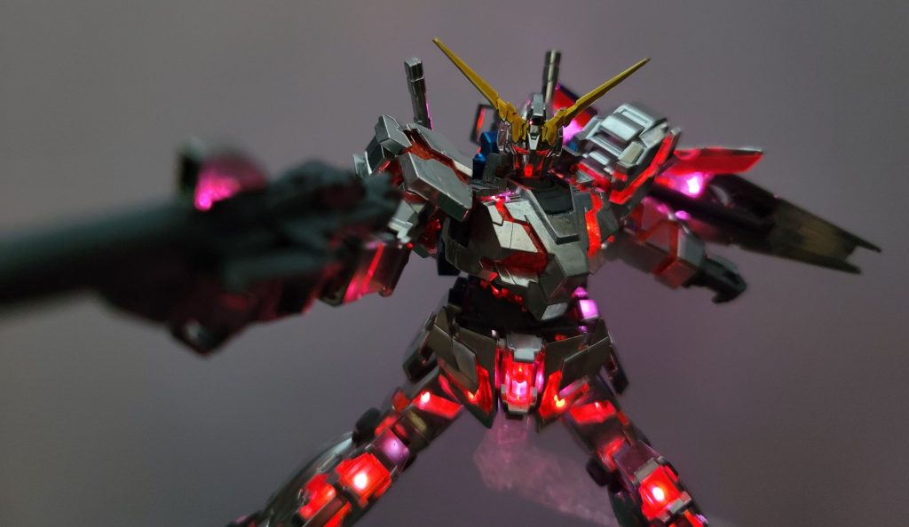 赤の箱絵ポーズ色々頑張りましたが胸部の肩近くのクリアパーツに光を誘導するのが上手くできませんでしたシールドにもそれぞれランプ4個入れましたがクリアパーツにはうまく映せてないようでこっちも効果悪いみたいです