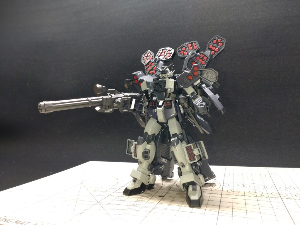 全弾発射状態。ミサイル色はサーペントと合わせる+アクセント色がほしかった為、赤色で塗装しています。ガトリングが給弾ベルトのせいで取り回しずらい…