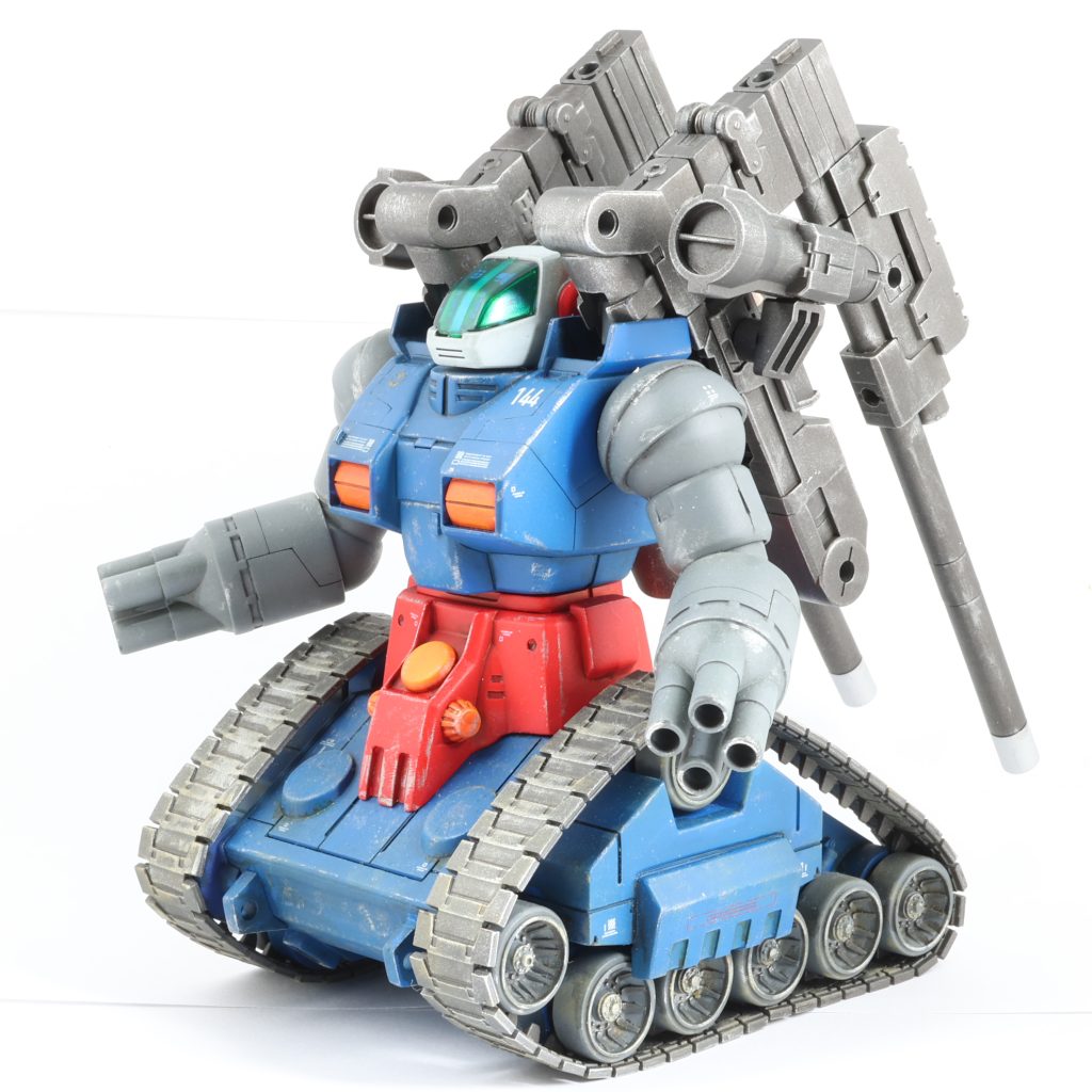 胴長のバランスに違和感を感じていたことと、砲身デカくしようぜ的なノリで改造を施しています。胴は赤い腹部分を、腰が回るぐらいに残し、削り落としました。砲台は元の砲台を切り落とし、コトブキヤのM.S.Gを接着しました。