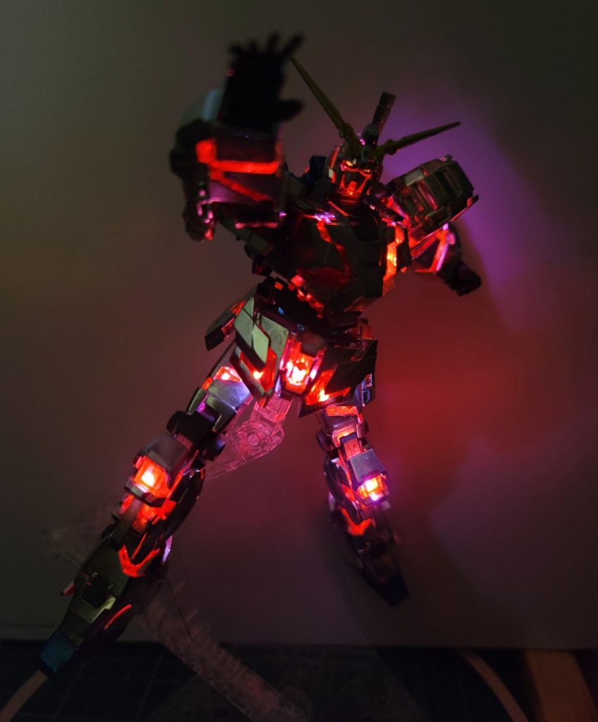 恐怖のユニコーンフィンガーなにが恐怖かというと発生がクッソ早かったこれから繋がる後格闘派生ループが超痛くてちゃんとダウンまで殴ったら350超えられる