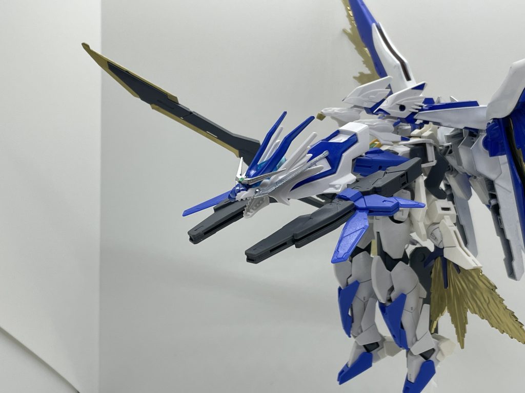 スカイメビウスのウィンドバインダーを合体させて実質3連砲に。ウィングガンダムのシールドを使ってますが盾としては使えないですね(笑)