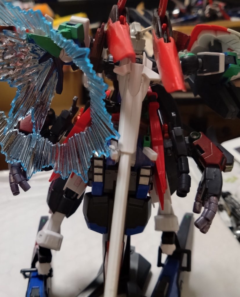 『アサルトリベロ』意味は『猛烈に攻撃する』や『襲いかかる』。GNキャノンのコンテナを脚部に装着することでコンテナから発するGN粒子で機体を浮遊させ、左肩のリベロドライヴユニットをスラスターとして高速移動を行うホバー走行の形態。スラスターの役割を持つ肩は逆でも可能。その姿はまるでスキー板を装着したかのような姿で、雪原地帯以外でも海上や砂漠地帯でのホバー走行による高速移動が得意となった。この形態で主に使用できるシステムはトランザム。驚異的な速度で地上を移動でき、武器の威力もより高めること間違いありません。