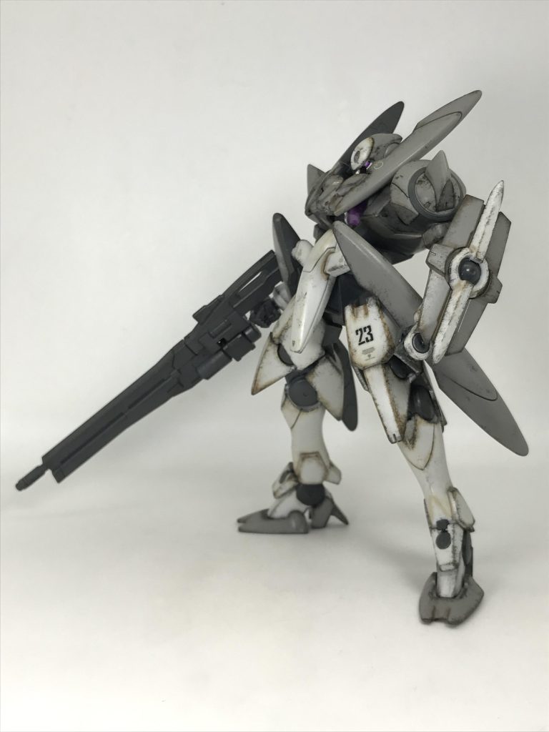 では…作品説明…お手軽製作 HG ジンクス無塗装パチ組→余ってたマーキングシールとデカール貼り→つや消しスプレー→お手軽ウェザリングウェザリングは焼鉄色のチッピングと、リアルタッチマーカーブラウン1で少しだけ陰影を付けたのみ…お手軽というか…お手抜き汚し😅