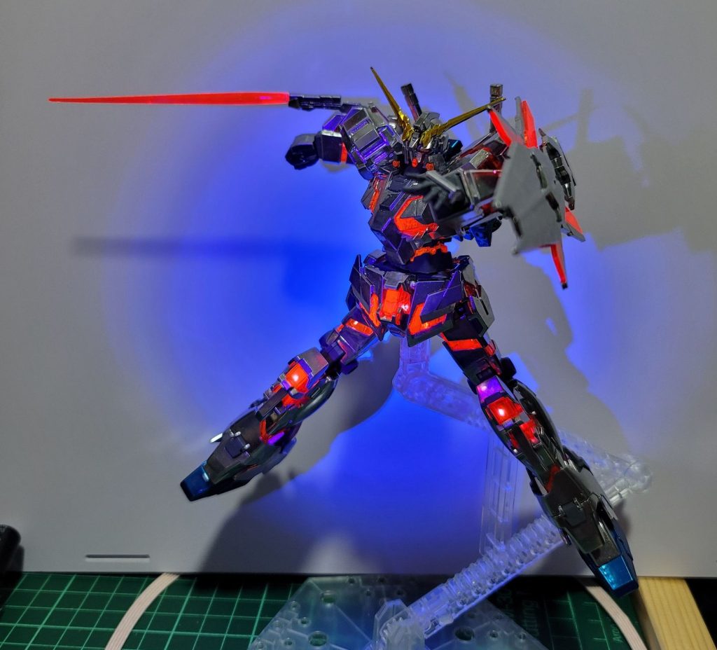 ある時一人でCPU戦楽しんでいた最中にゴッドでタイマン乱入されてタイマンが苦手な私はボコボコにされたわけだが瀕死補正かかった状態でデストロイモードになり(特射→後後→)×3→左左左CSを2セット叩き込んで奴を返り討ちにした記憶