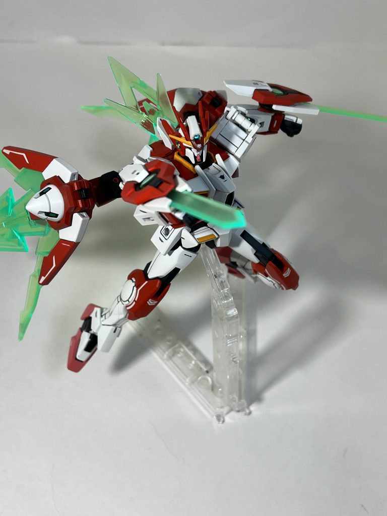 ラッシュポジションリクの機体ということでこっちの方がしっくりくるのでラッシュポジションと脳内変換してます。ちなみに太陽炉の接続アームのこの使い方は自分の中にもあったのですがそもそもこの機体のGNバーストも似た感じのものを自分で考えていたこともあって、なかなか自分の理想のダブルオーだな〜と言った感じです。また、シルエットがダブルオークアンタの原案やダブルオーライザーに似通ったところがあるのでそこも自分の理想に近いですね。