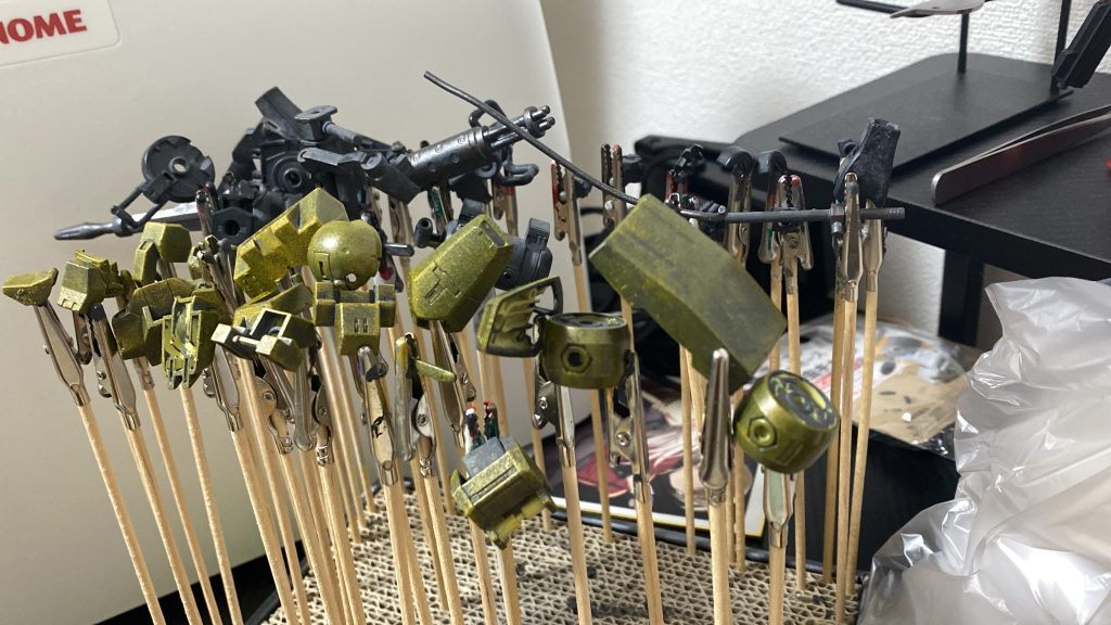 ここからは制作工程です😉水性アクリジョンのベースグレーをベタ塗りして、乾燥したらイエローとゴールドを同量混ぜたやつをスポンジでポンポンしました🧽