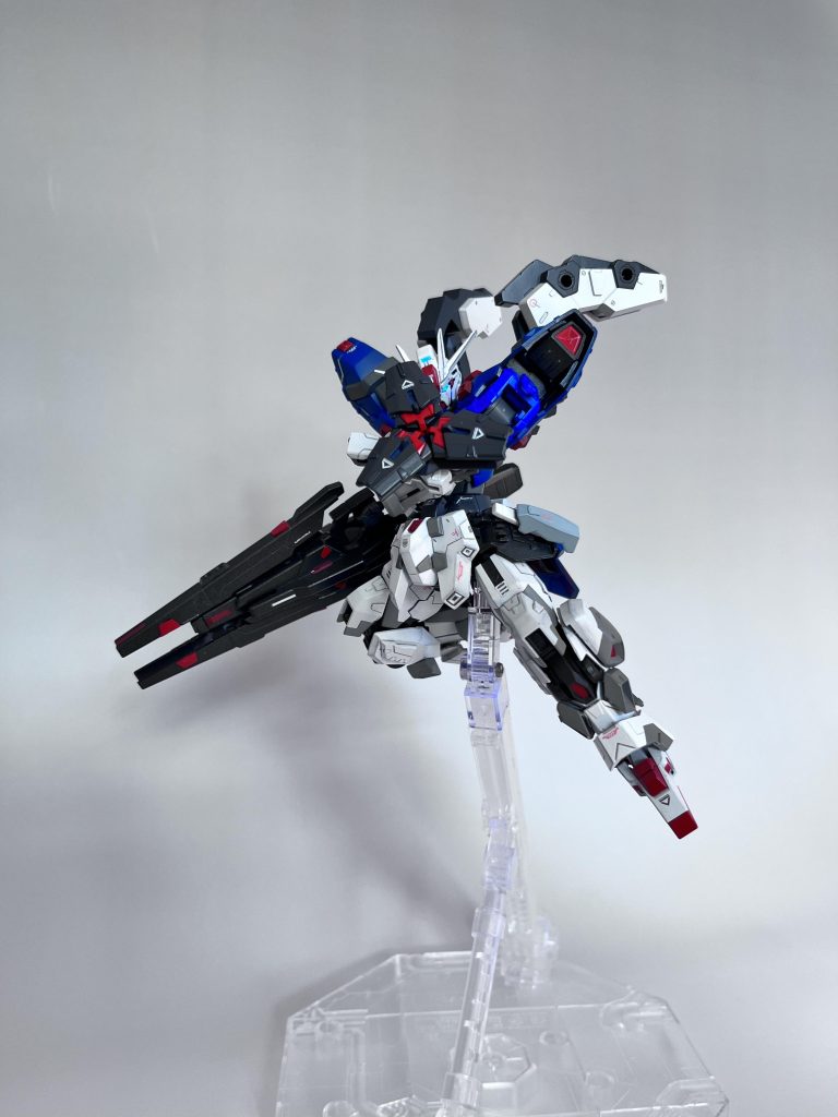 ガンビットビームシールド連結してシールドにすることも。武装名は水星にある地名から付けられています。