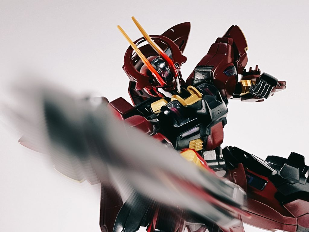 武器を棍棒のように振り下ろした時のイメージ、気持ち露出してる刃のパーツが刺さったあと叩き潰されます。