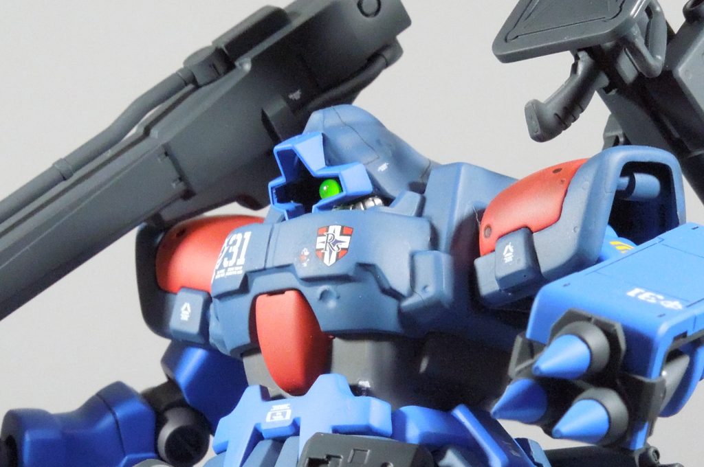 アップで。モノアイの可動化にも挑戦しました。今では手に入らないハイキューパーツのルミドームを使いましたが綺麗に光を反射してぐっと締まった気がします。それに加えて、首を延長&ボールジョイントにすることで顎を引けるようにしました。