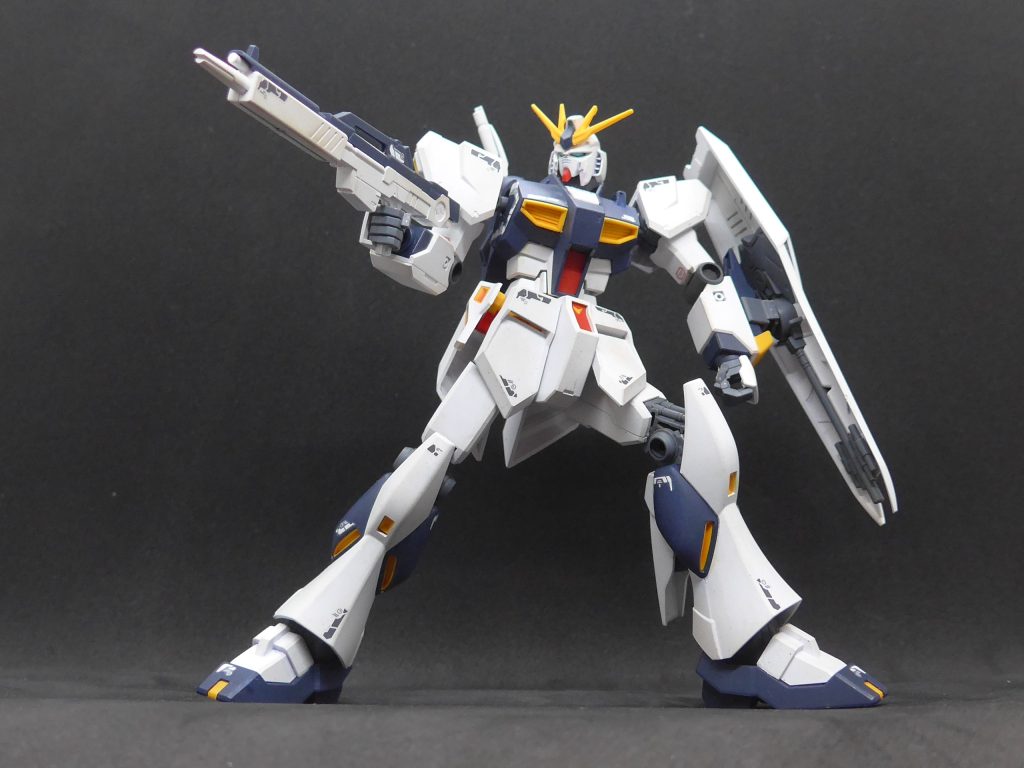 改造などせずと書きましたが、1か所だけ、腰前のアーマーが左右一体パーツなので、中央で切り離して独立可動するようにしました。このポーズの時に左右アーマーが同じ動きよりはいいですね。