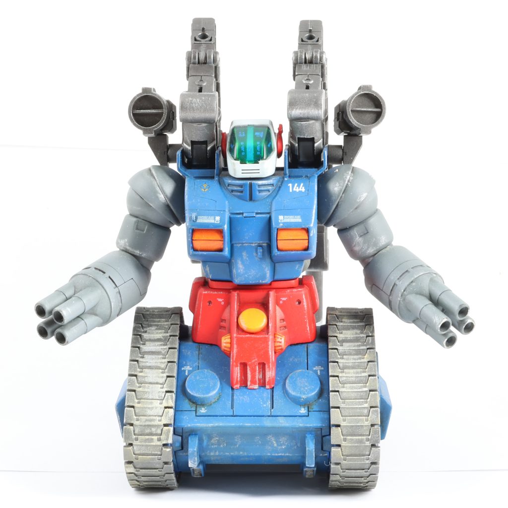 三体目はガンタンクをチョイス。今回も基礎知識と工作力アップに励みます。今回は後ハメ加工、砲身のミキシング(?)、エアブラシ塗装が初チャレンジとなります。スジ彫り→改造工作→表面処理→サーフェイサー→エアブラシ塗装→ツヤ無しコート→→墨入れ→部分塗装→デカール→ツヤ無しコート→リアルタッチマーカー→ドライブラシ→ウェザリングマスター→ツヤ無しコートの順で進めました。エアブラシ後にパーツが割れてしまい、リカバーで四苦八苦しました(汗