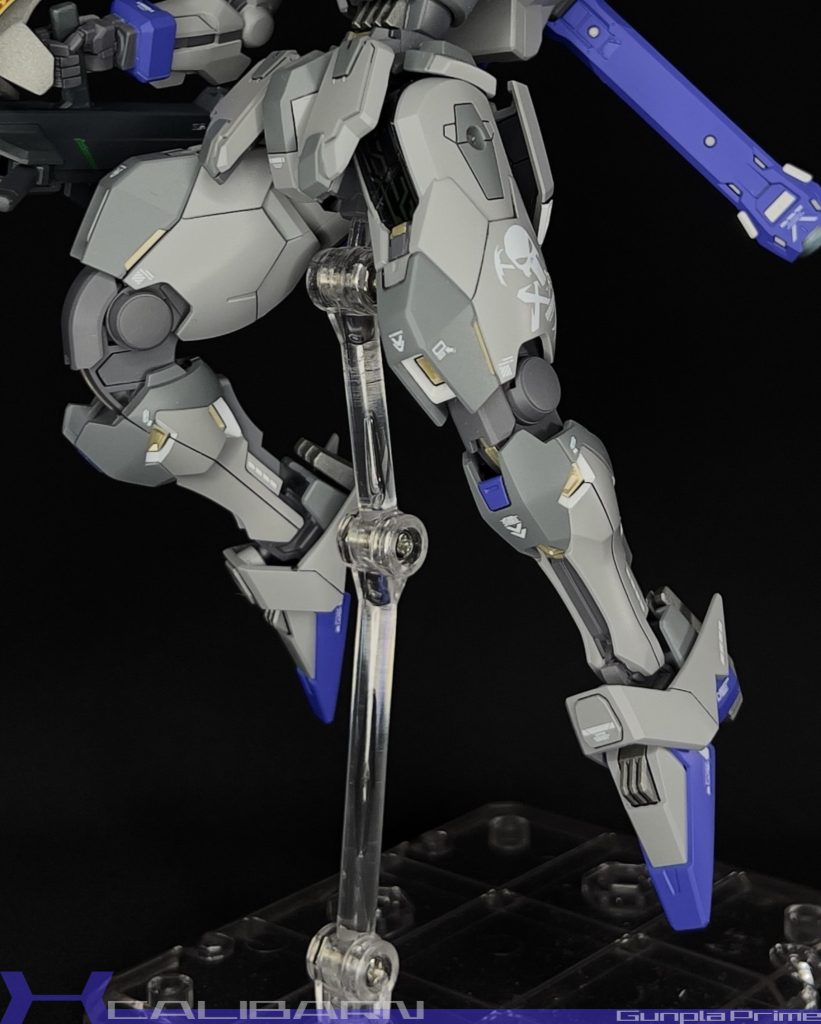 機体に深みを与えるために、小さなゴールドのアクセントが施されています。