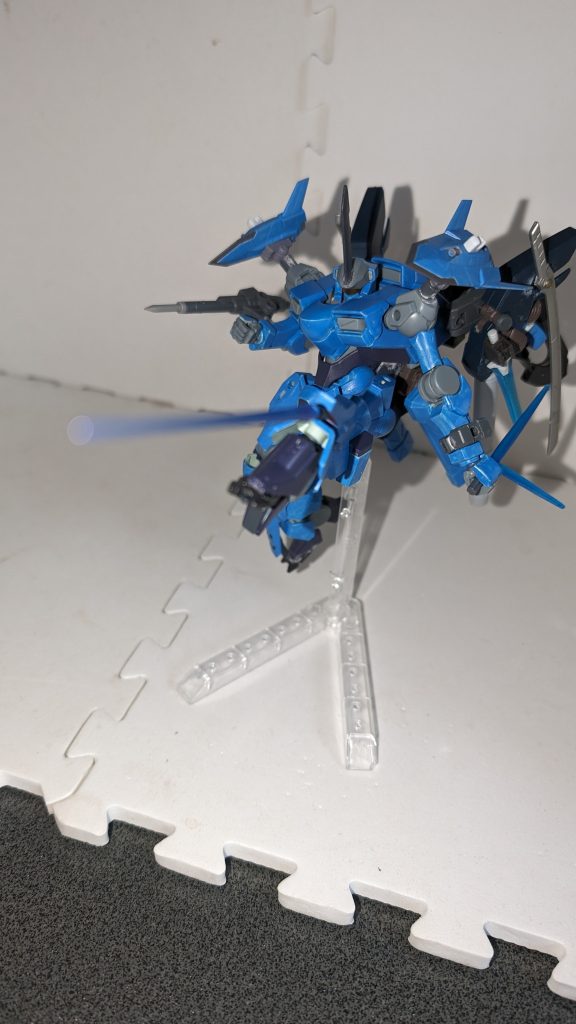 レッグスラッシュサーベルリーチが長く斬る用の武装。