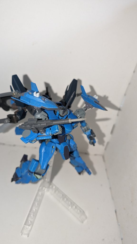 ストロングブレードホーン(ブレードアンテナ)とパイルバンカーほんのりアルトアイゼン要素入り。別名カブトムシホーン。伊達や酔狂でこんな頭をしている訳ではない。